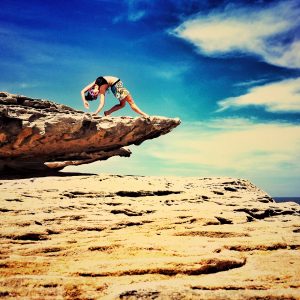 Yoga Pose wild thing auf Felsen in Australien, Christiane Meyer