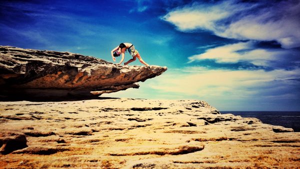 Yoga Pose wild thing auf Felsen in Australien, Christiane Meyer