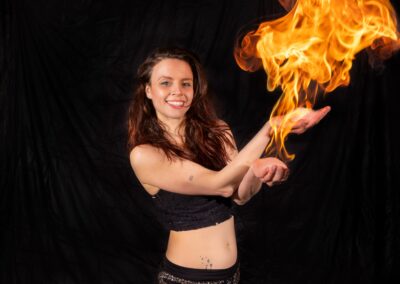 Brennender Schaum auf den Händen von Feuerkünstler Miigaa