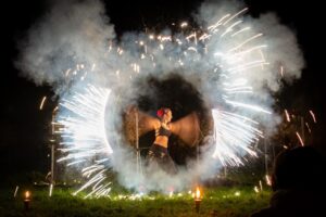 großer Feuerwerkseffekt menschliches Feuerwerk Feuershow von Miigaa