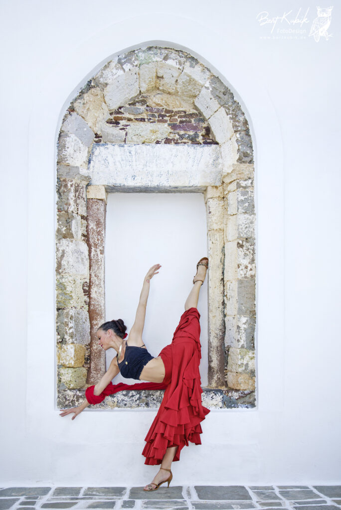 spanische Tänzerin mit Standspagat vor Kirchemfenster Foto von Bert Kubik Model Christiane Meyer bearbeitet von nicolereinhardt