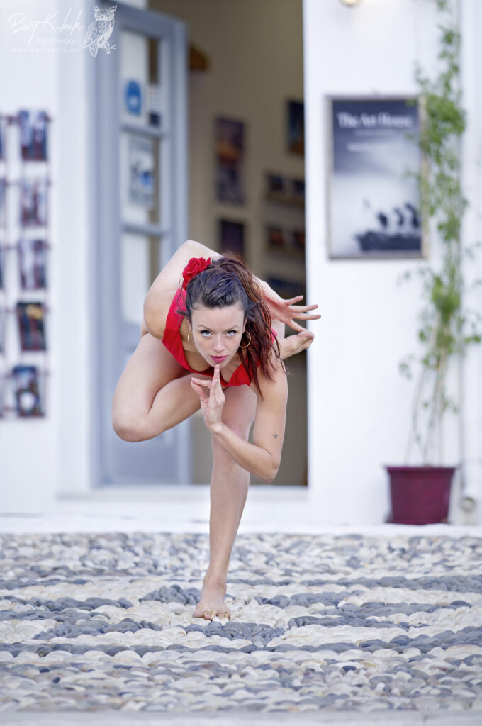 Yoga Pose Standing Pidgeon von Christiane Meyer<br />
Foto von Bert Kubik