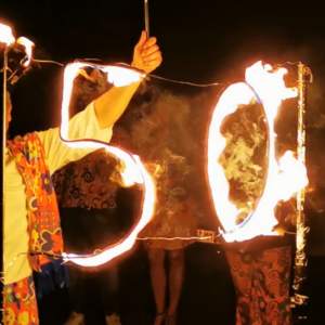 Brennende 50 für den Geburtstag – Feuershow von Christiane Meyer / Miigaa Brennende 50 für den Geburtstag - Feuershow von Christiane Meyer / Miigaa