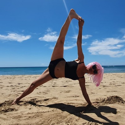 Christiane Meyer macht Yogaposition am Strand
