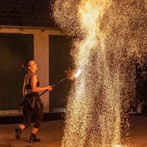Funkenregen Feuershows mit Miigaa Funkenregen Feuershows mit Miigaa