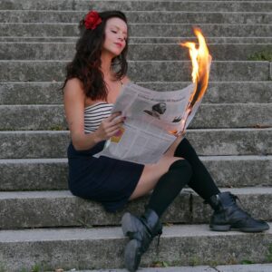 Model liest brennende Zeitung