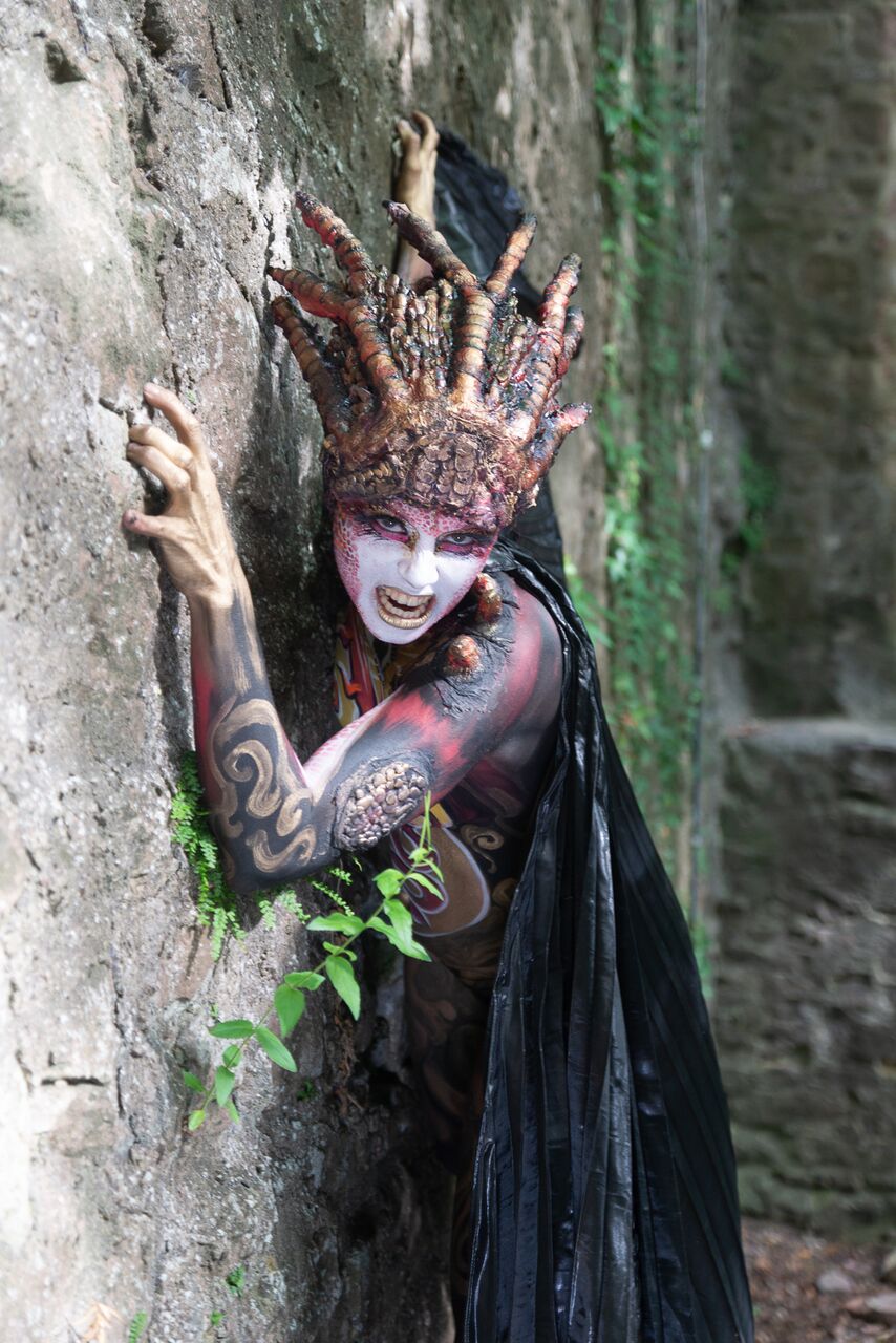 Painting by Julie Boehm Foto by Michael Groll Drache Bodypaint Walking Act mit Christiane Meyer. Painting by Julie Boehm Foto by Michael Groll