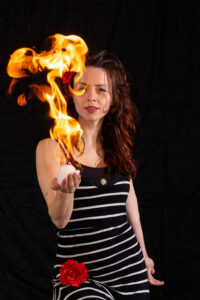 Foto von Michael Groll Feuerschaum auf den Händen halten: Mutprobe und Fotoshooting mit Miigaa (Christiane Meyer) Foto von michael Groll