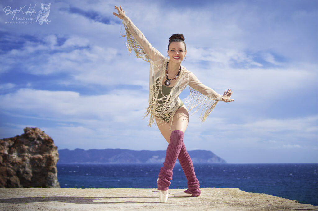 Ballett Pose auf Spitzenschuhen in Milos von Christiane Meyer Foto von Bert Kubik Bearbeitet von Nicole Reinhardt Ballett Pose auf Spitzenschuhen in Milos von Christiane Meyer Foto von Bert Kubik Bearbeitet von Nicole Reinhardt