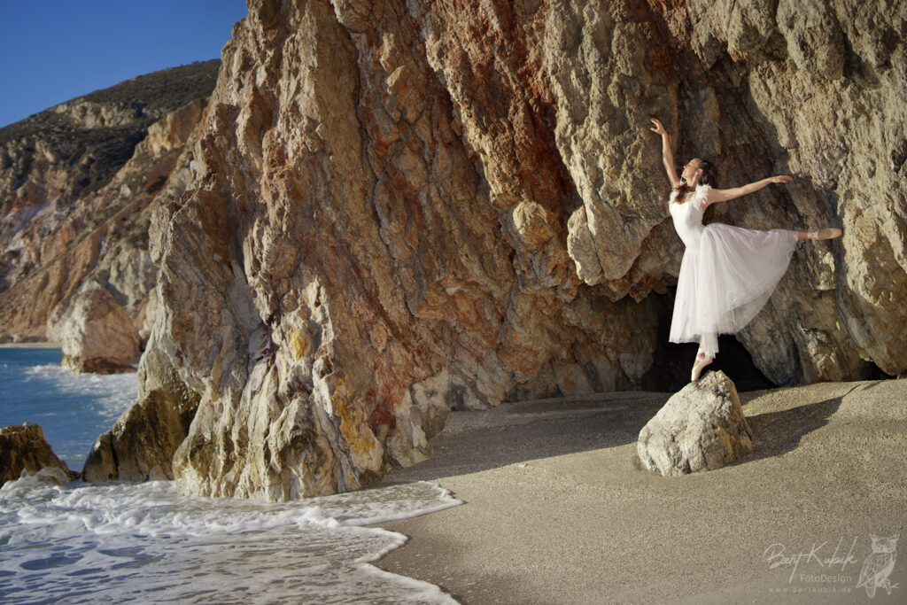 Ballett Pose auf Spitzenschuhen in Milos von Christiane Meyer Foto von Bert Kubik Bearbeitet von Nicole Reinhardt