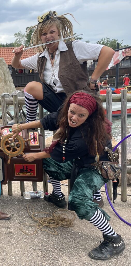 Pirates Piratin Miigaa lädt dich zu einer Schatzsuche ein! Eine interaktive Show für groß & klein mit Zirkuskunst, Theater und Tanzakrobatik