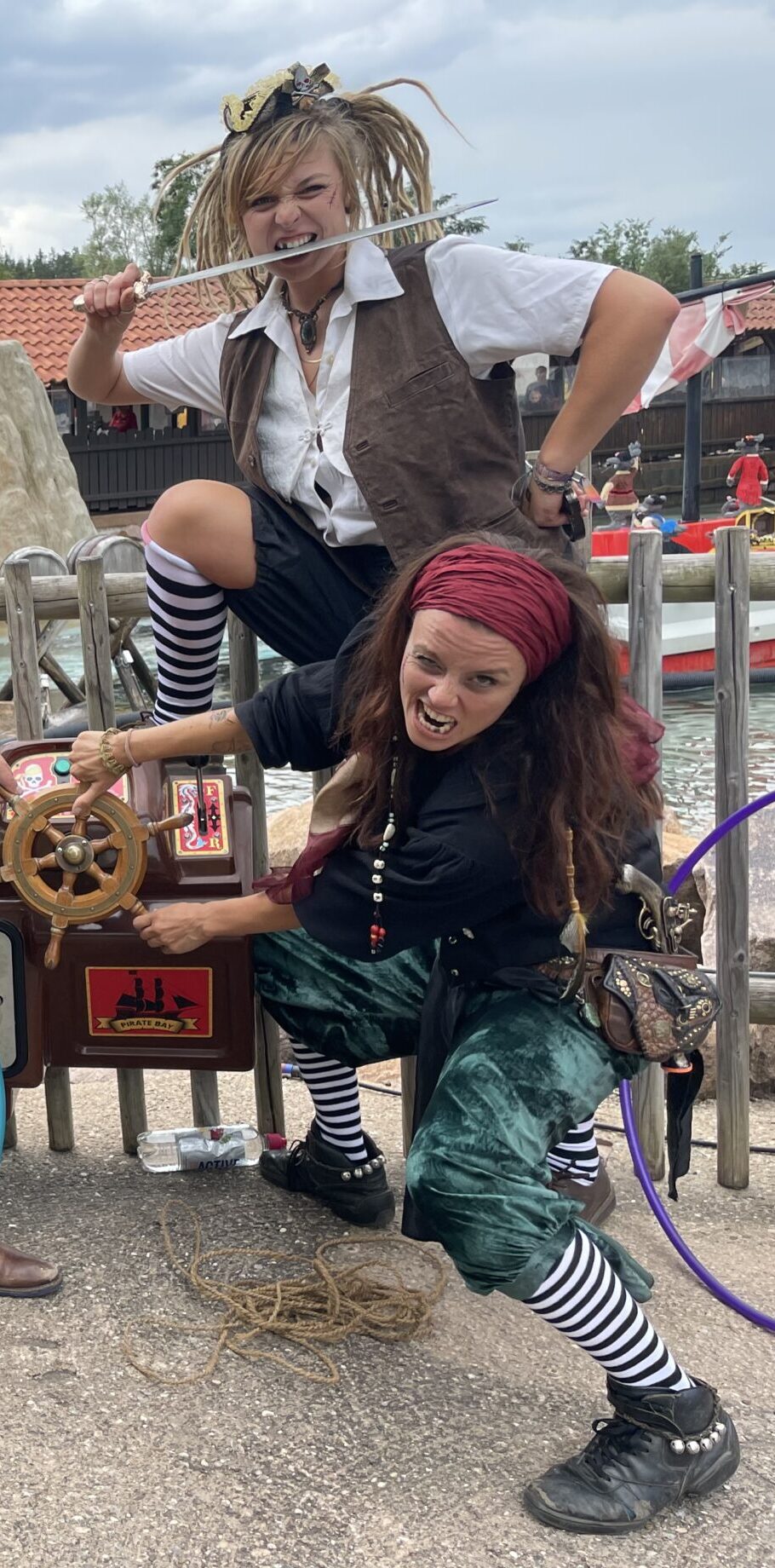 Pirates Piratin Miigaa lädt dich zu einer Schatzsuche ein! Eine interaktive Show für groß & klein mit Zirkuskunst, Theater und Tanzakrobatik