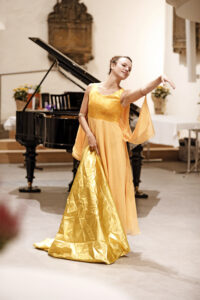 Tanz-O-Sax, Ein Trio das Konzerte für alle Sinne gibt. Getanzte Konzerte mit Orgel, Saxophon und Performance von Rolf Most, Thomas Meyer und Christiane Meyer Foto von Uli Beuttenmüller