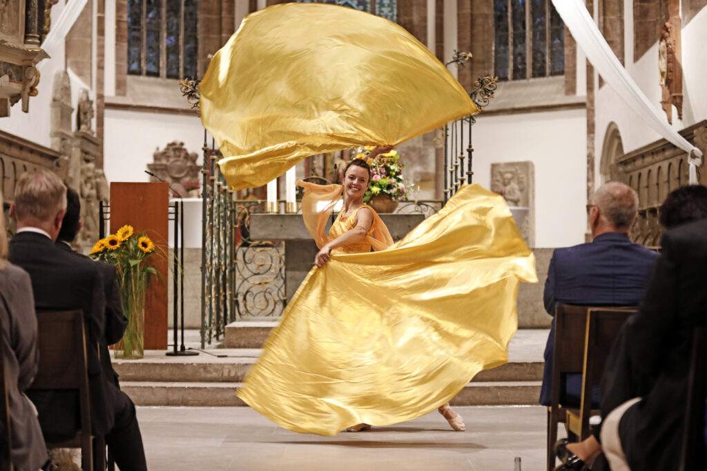 Tanz-O-Sax, Ein Trio das Konzerte für alle Sinne gibt. Getanzte Konzerte mit Orgel, Saxophon und Performance von Rolf Most, Thomas Meyer und Christiane Meyer Foto von Uli Beuttenmüller Tanz-O-Sax, Ein Trio das Konzerte für alle Sinne gibt. Getanzte Konzerte mit Orgel, Saxophon und Performance von Rolf Most, Thomas Meyer und Christiane Meyer Foto von Uli Beuttenmüller