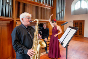 Tanz-O-Sax, Ein Trio das Konzerte für alle Sinne gibt. Getanzte Konzerte mit Orgel, Saxophon und Performance von Rolf Most, Thomas Meyer und Christiane Meyer Foto von Syliva Bechle