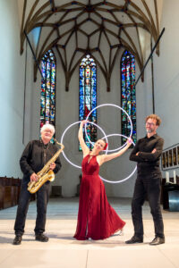 Tanz-O-Sax, Ein Trio das Konzerte für alle Sinne gibt. Getanzte Konzerte mit Orgel, Saxophon und Performance von Rolf Most, Thomas Meyer und Christiane Meyer Foto von Syliva Bechle