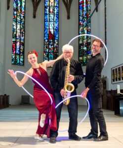 Tanz-O-Sax, Ein Trio das Konzerte für alle Sinne gibt. Getanzte Konzerte mit Orgel, Saxophon und Performance von Rolf Most, Thomas Meyer und Christiane Meyer Foto von Syliva Bechle
