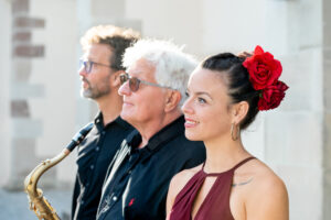 Tanz-O-Sax, Ein Trio das Konzerte für alle Sinne gibt. Getanzte Konzerte mit Orgel, Saxophon und Performance von Rolf Most, Thomas Meyer und Christiane Meyer Foto von Syliva Bechle