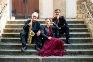 Tanz-O-Sax, Ein Trio das Konzerte für alle Sinne gibt. Getanzte Konzerte mit Orgel, Saxophon und Performance von Rolf Most, Thomas Meyer und Christiane Meyer Foto von Syliva Bechle