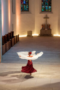 Tanz-O-Sax, Ein Trio das Konzerte für alle Sinne gibt. Getanzte Konzerte mit Orgel, Saxophon und Performance von Rolf Most, Thomas Meyer und Christiane Meyer Foto von Syliva Bechle