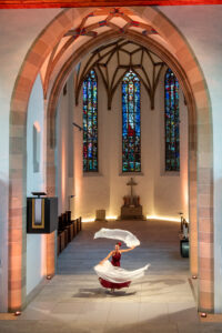 Tanz-O-Sax, Ein Trio das Konzerte für alle Sinne gibt. Getanzte Konzerte mit Orgel, Saxophon und Performance von Rolf Most, Thomas Meyer und Christiane Meyer Foto von Syliva Bechle