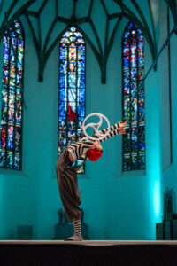 Tanz-O-Sax, Ein Trio das Konzerte für alle Sinne gibt. Getanzte Konzerte mit Orgel, Saxophon und Performance von Rolf Most, Thomas Meyer und Christiane Meyer Foto von Syliva Bechle