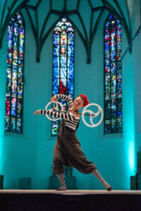 Tanz-O-Sax, Ein Trio das Konzerte für alle Sinne gibt. Getanzte Konzerte mit Orgel, Saxophon und Performance von Rolf Most, Thomas Meyer und Christiane Meyer Foto von Syliva Bechle