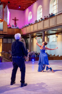Tanz-O-Sax, Ein Trio das Konzerte für alle Sinne gibt. Getanzte Konzerte mit Orgel, Saxophon und Performance von Rolf Most, Thomas Meyer und Christiane Meyer Foto von Syliva Bechle