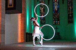 Tanz-O-Sax, Ein Trio das Konzerte für alle Sinne gibt. Getanzte Konzerte mit Orgel, Saxophon und Performance von Rolf Most, Thomas Meyer und Christiane Meyer Foto von Syliva Bechle