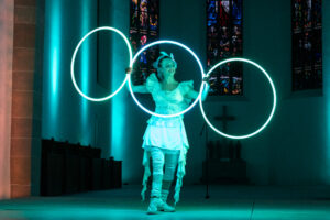 Tanz-O-Sax, Ein Trio das Konzerte für alle Sinne gibt. Getanzte Konzerte mit Orgel, Saxophon und Performance von Rolf Most, Thomas Meyer und Christiane Meyer Foto von Syliva Bechle