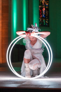 Tanz-O-Sax, Ein Trio das Konzerte für alle Sinne gibt. Getanzte Konzerte mit Orgel, Saxophon und Performance von Rolf Most, Thomas Meyer und Christiane Meyer Foto von Syliva Bechle