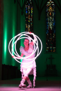 Tanz-O-Sax, Ein Trio das Konzerte für alle Sinne gibt. Getanzte Konzerte mit Orgel, Saxophon und Performance von Rolf Most, Thomas Meyer und Christiane Meyer Foto von Syliva Bechle