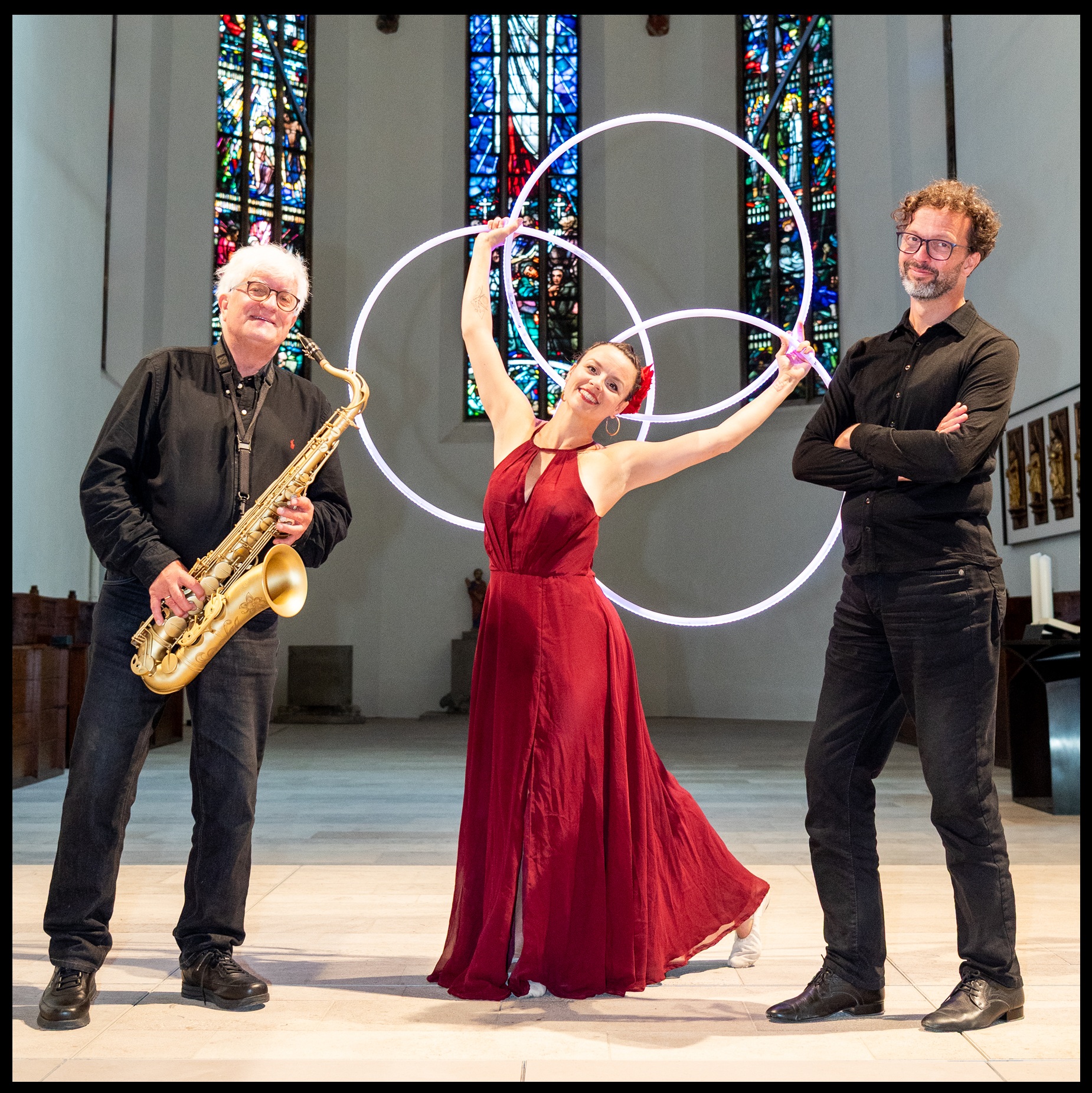 Tanz-O-Sax, Ein Trio das Konzerte für alle Sinne gibt. Getanzte Konzerte mit Orgel, Saxophon und Performance von Rolf Most, Thomas Meyer und Christiane Meyer Foto von Syliva Bechle