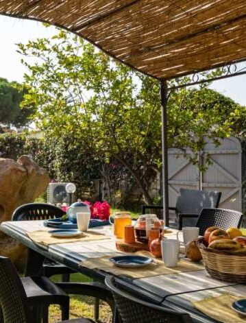 Yogaurlaub auf Sardinien mit reichhaltigem Essen
